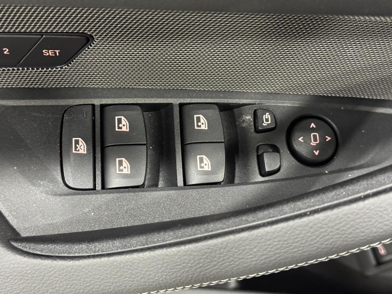 BMW i4 Vehicle Full-screen Gallery Image 26