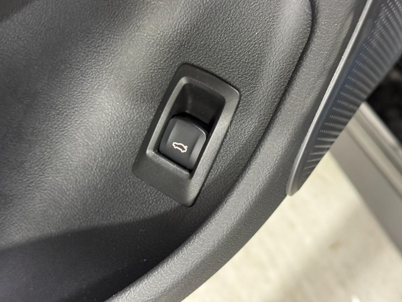 BMW i4 Vehicle Full-screen Gallery Image 27