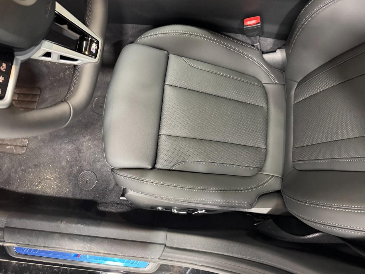 BMW i4 Vehicle Full-screen Gallery Image 29