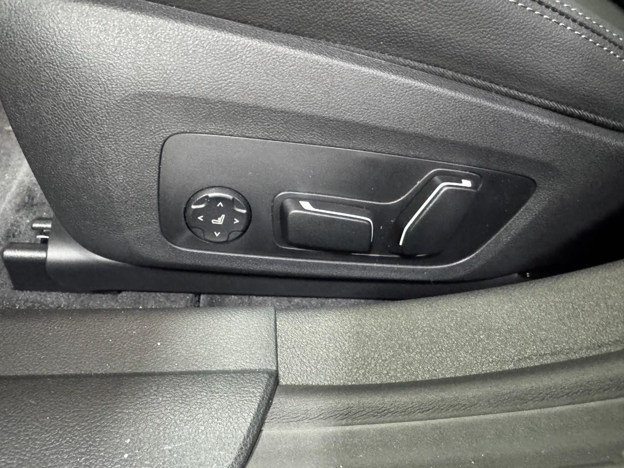 BMW i4 Vehicle Full-screen Gallery Image 30