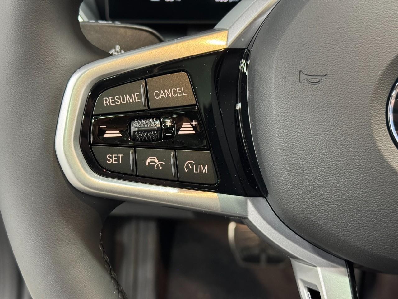 BMW i4 Vehicle Full-screen Gallery Image 32