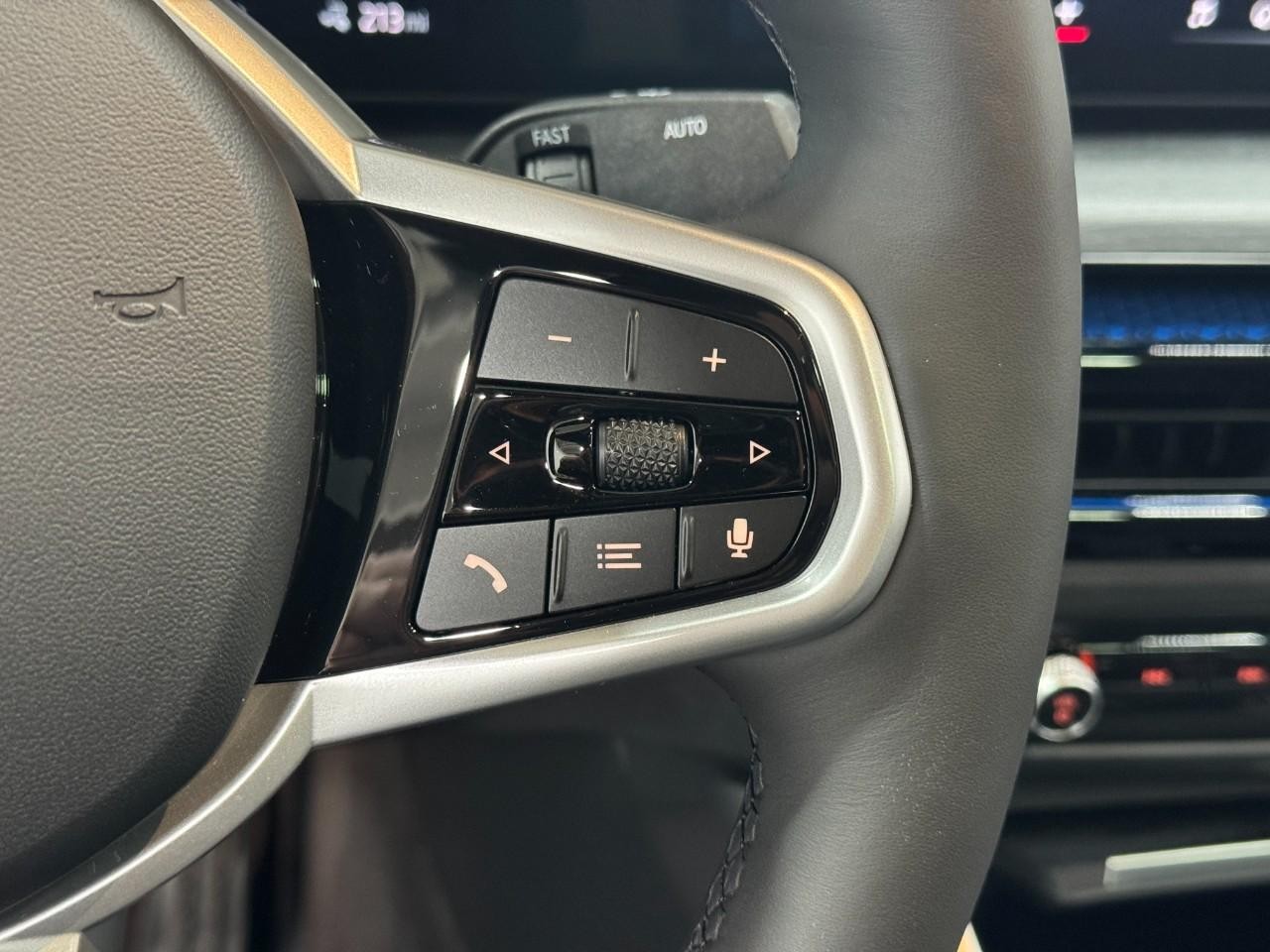 BMW i4 Vehicle Full-screen Gallery Image 33