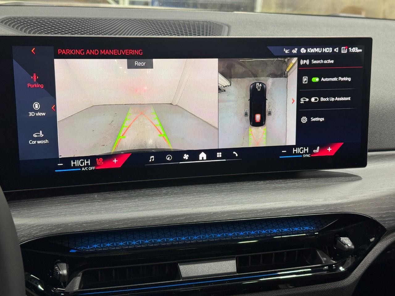 BMW i4 Vehicle Full-screen Gallery Image 35