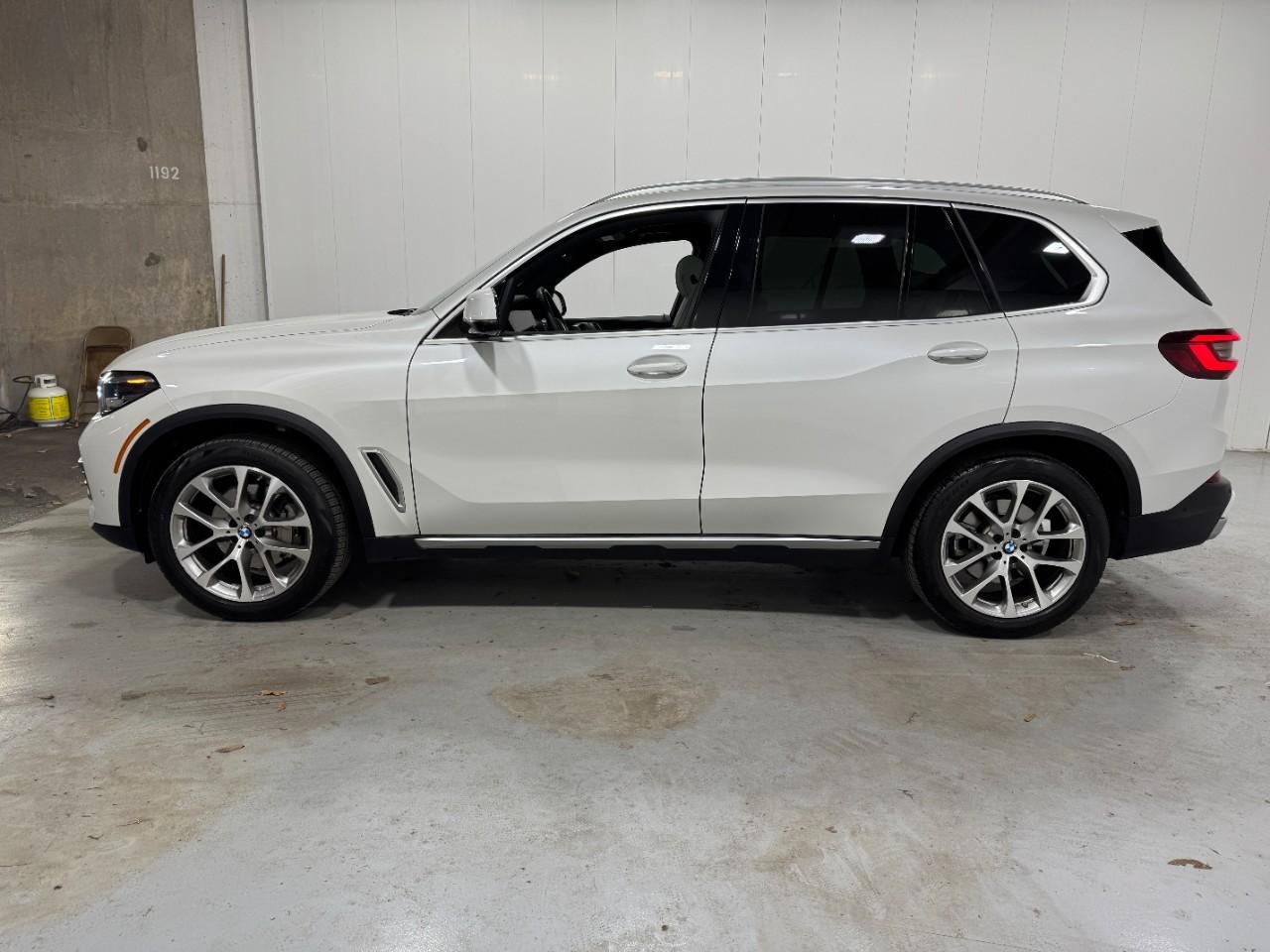 BMW X5 Vehicle Full-screen Gallery Image 2