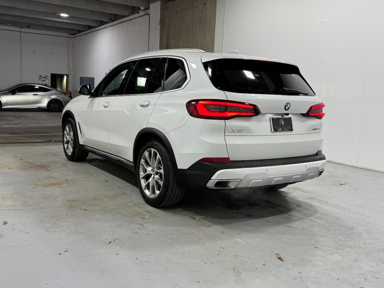 BMW X5 Vehicle Full-screen Gallery Image 3