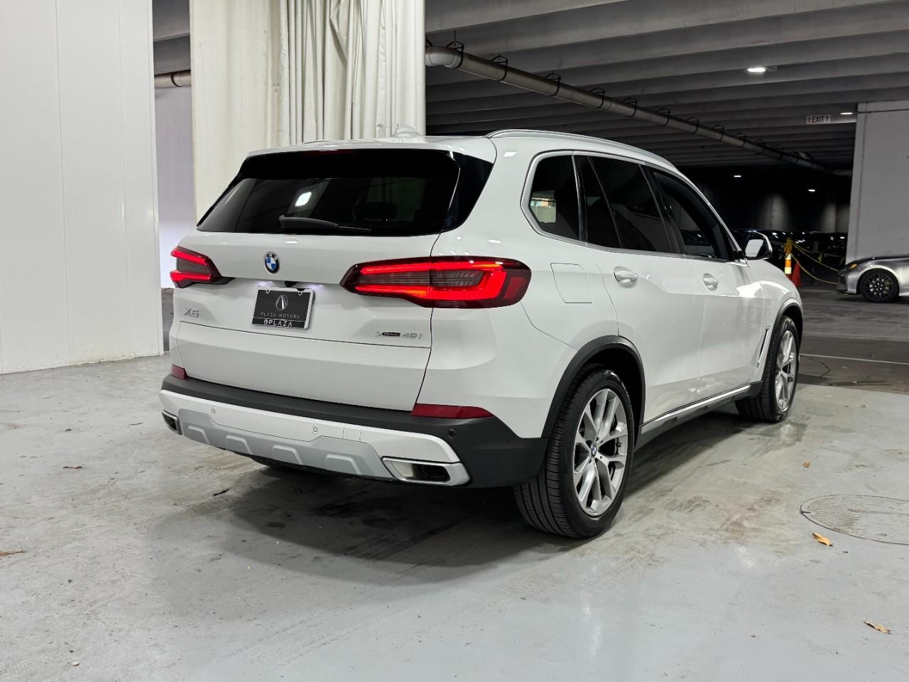 BMW X5 Vehicle Full-screen Gallery Image 4