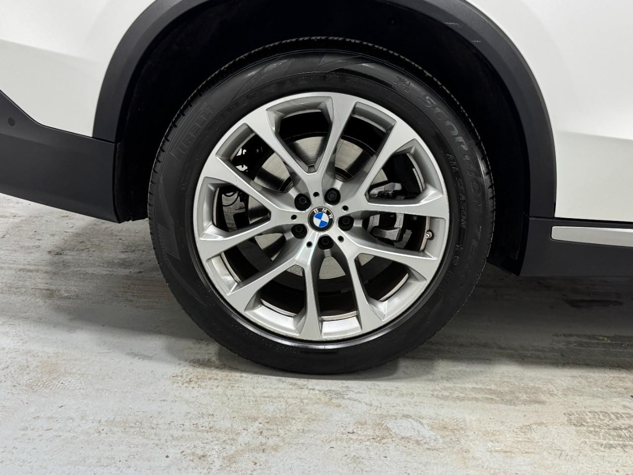 BMW X5 Vehicle Full-screen Gallery Image 5