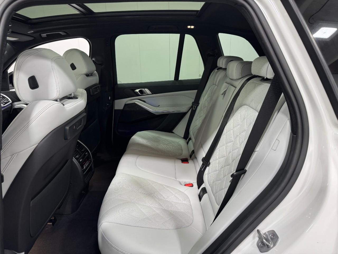 BMW X5 Vehicle Full-screen Gallery Image 8