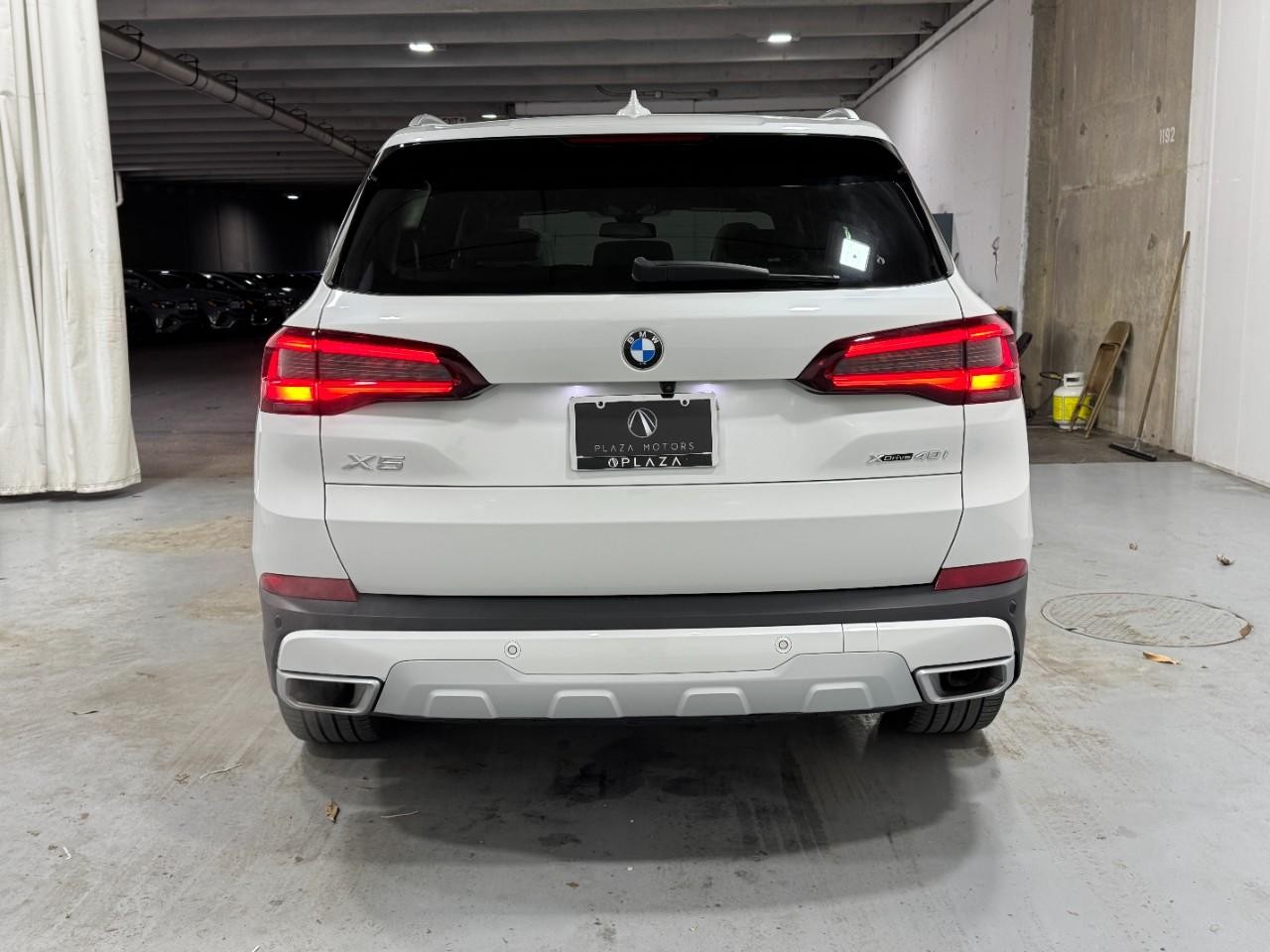 BMW X5 Vehicle Full-screen Gallery Image 9
