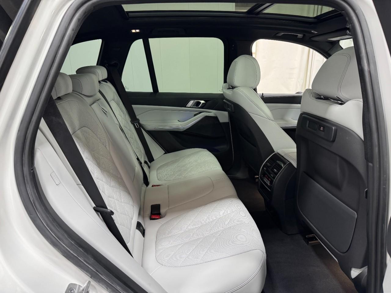 BMW X5 Vehicle Full-screen Gallery Image 10