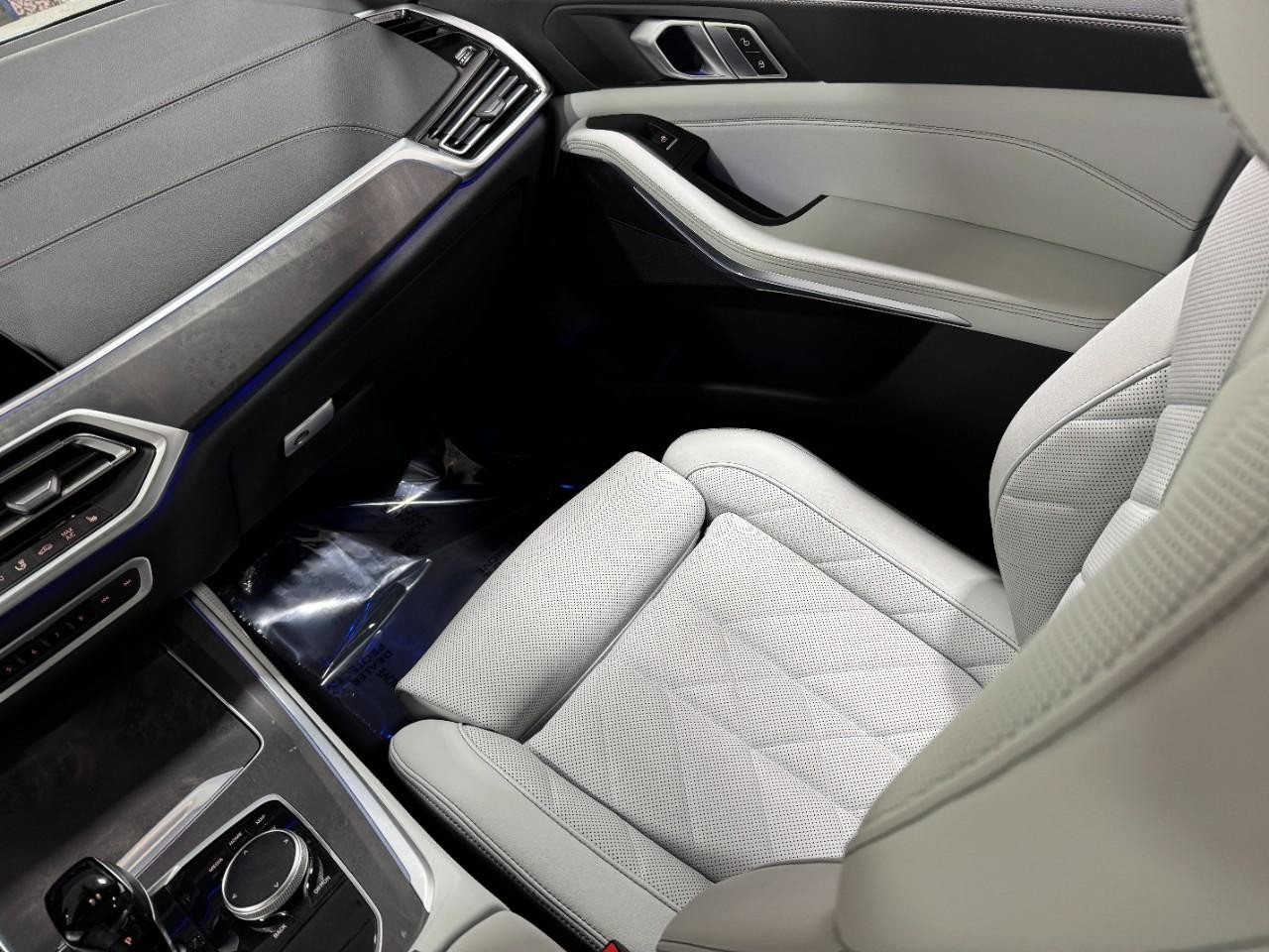 BMW X5 Vehicle Full-screen Gallery Image 18