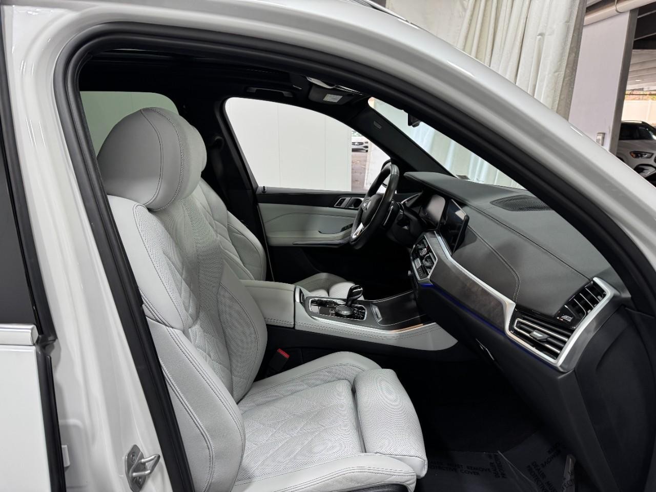 BMW X5 Vehicle Full-screen Gallery Image 19