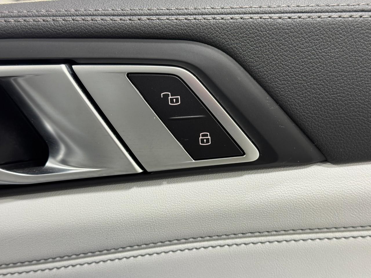 BMW X5 Vehicle Full-screen Gallery Image 22