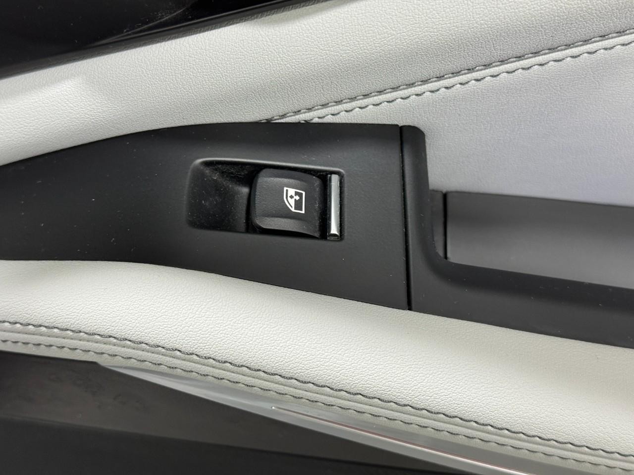 BMW X5 Vehicle Full-screen Gallery Image 23