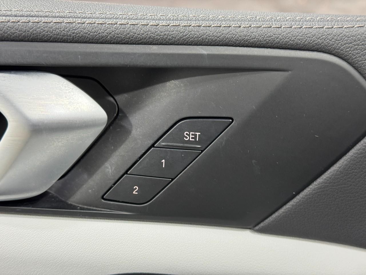 BMW X5 Vehicle Full-screen Gallery Image 24