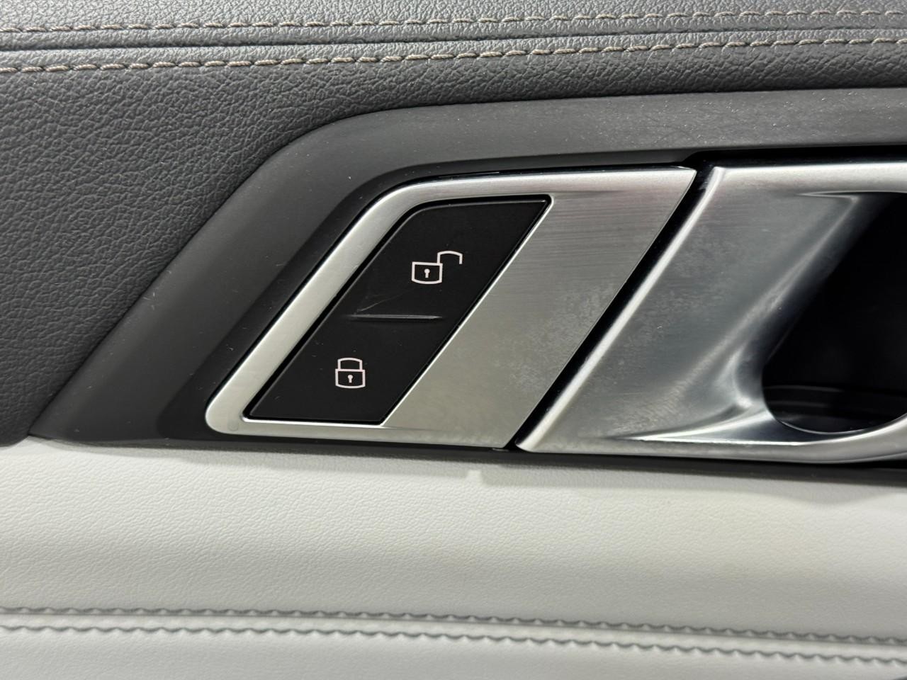 BMW X5 Vehicle Full-screen Gallery Image 25