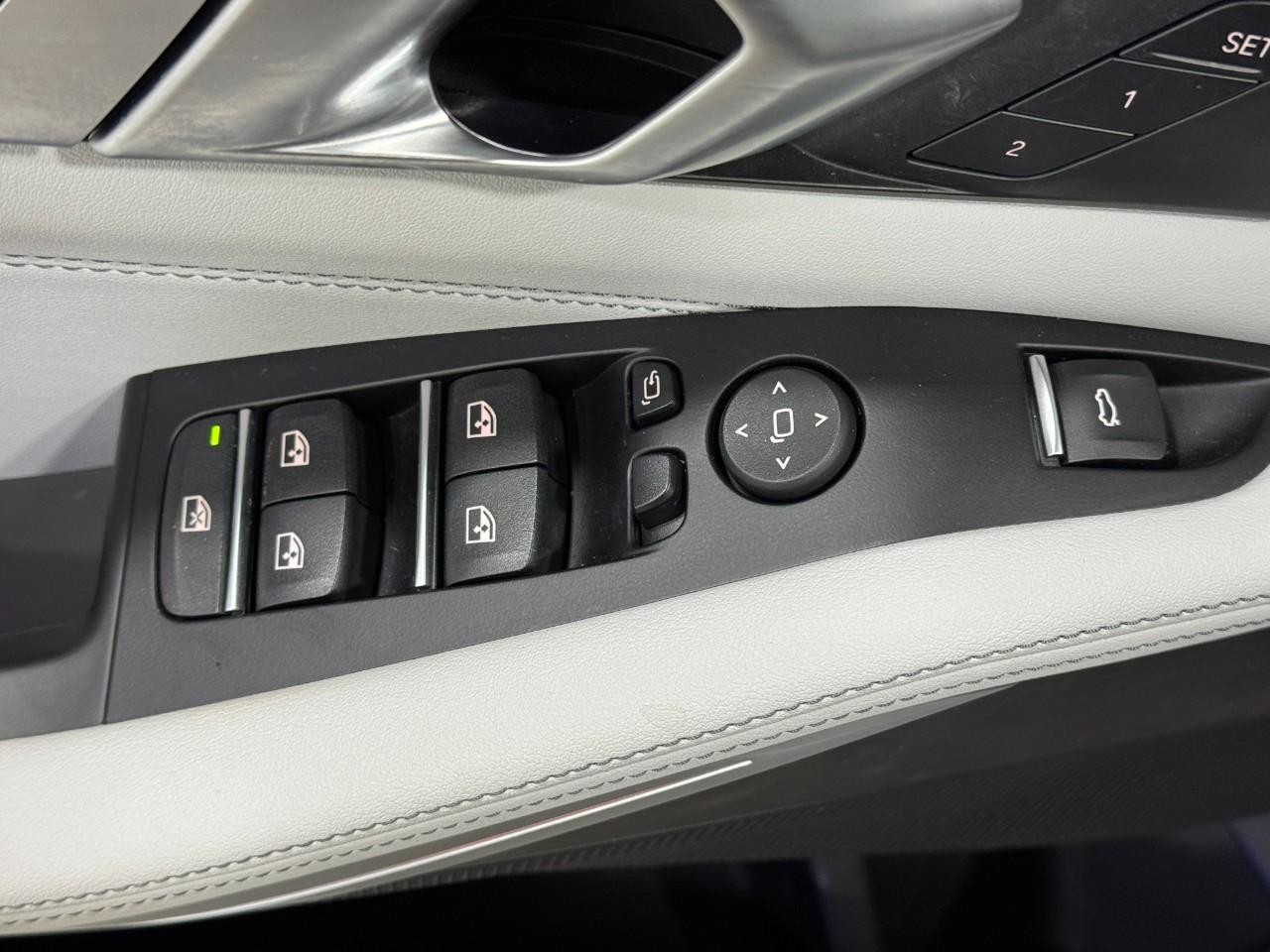 BMW X5 Vehicle Full-screen Gallery Image 26