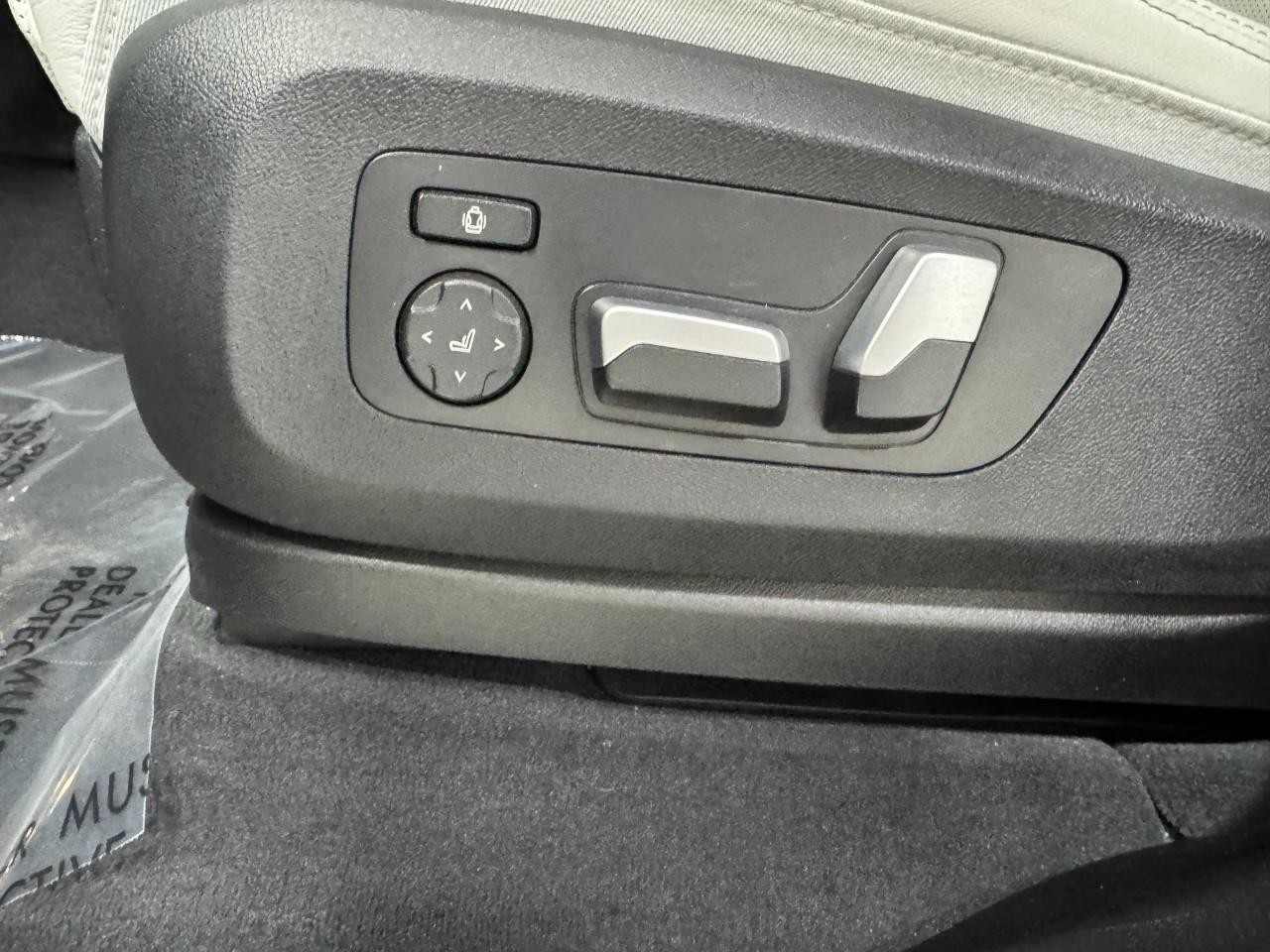 BMW X5 Vehicle Full-screen Gallery Image 29