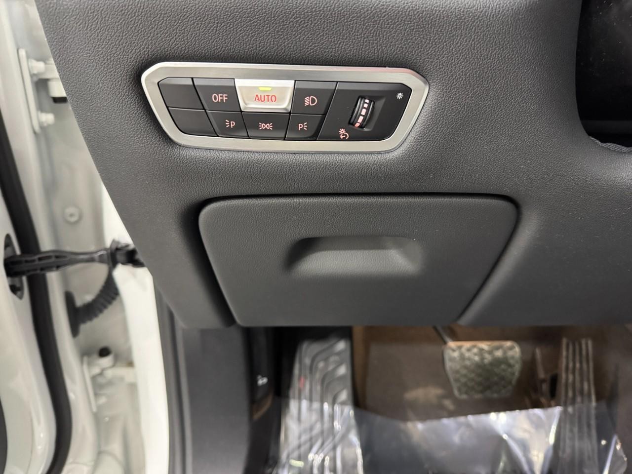 BMW X5 Vehicle Full-screen Gallery Image 30