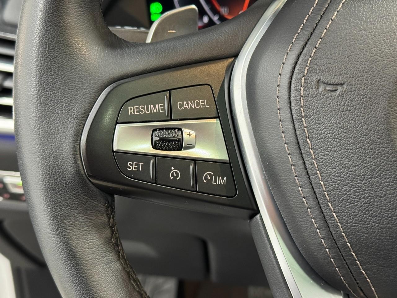 BMW X5 Vehicle Full-screen Gallery Image 31