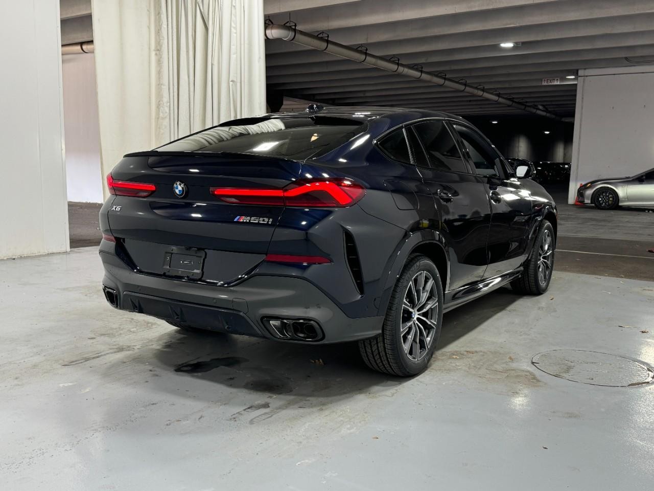 BMW X6 Vehicle Full-screen Gallery Image 4