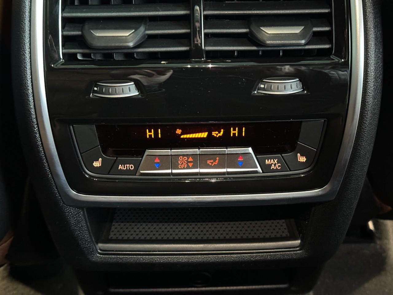 BMW X6 Vehicle Full-screen Gallery Image 11