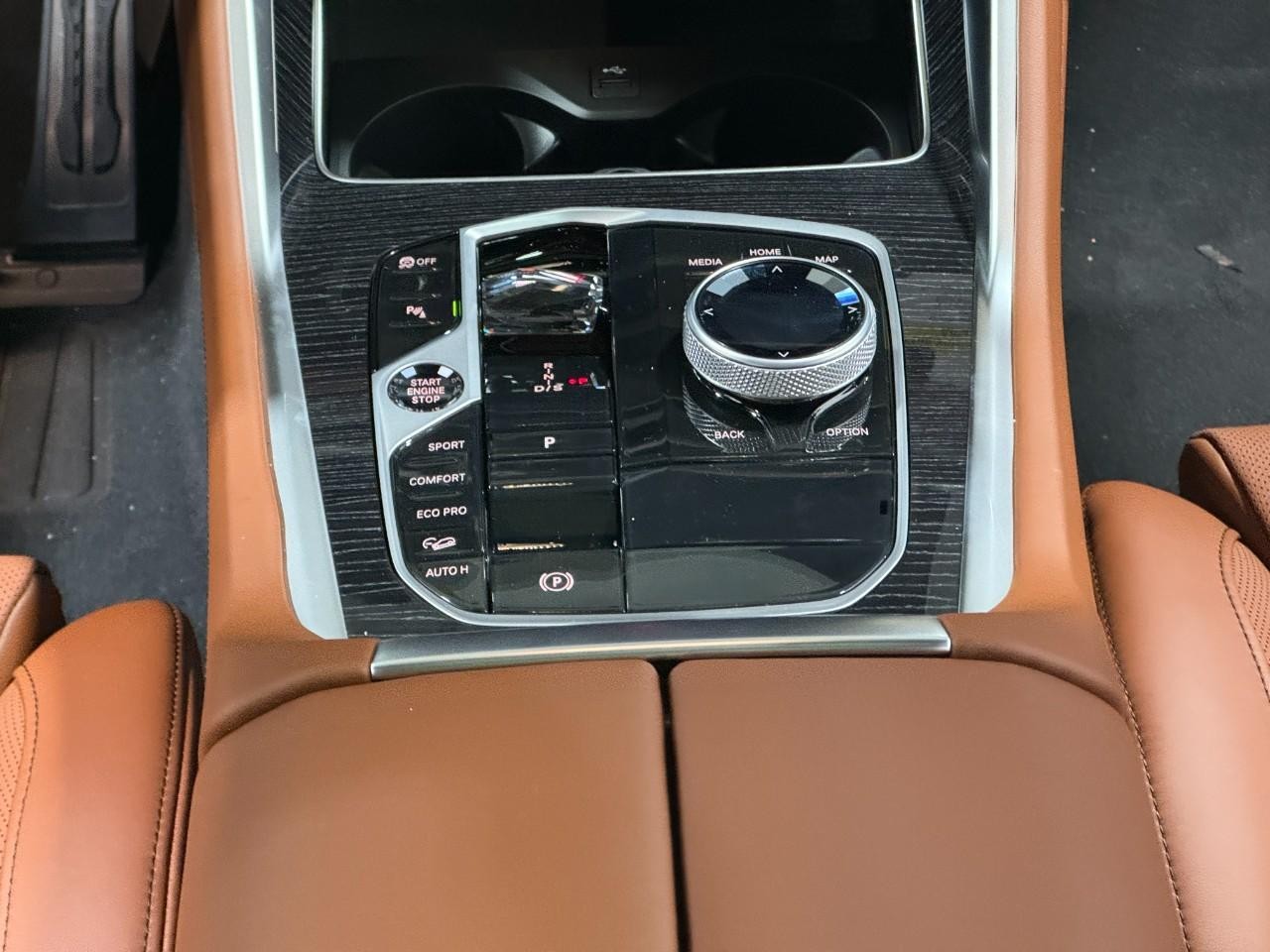 BMW X6 Vehicle Full-screen Gallery Image 16
