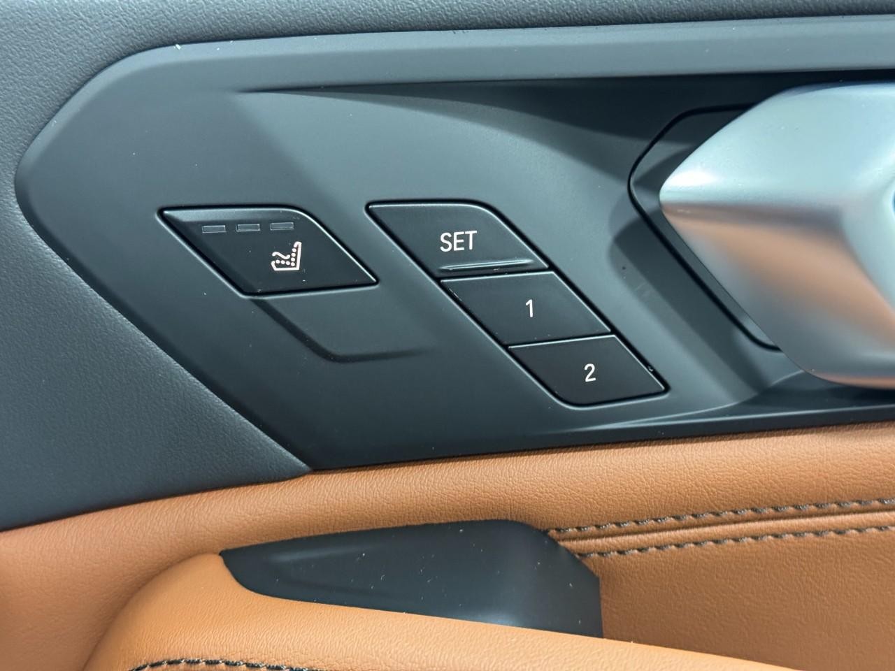 BMW X6 Vehicle Full-screen Gallery Image 21