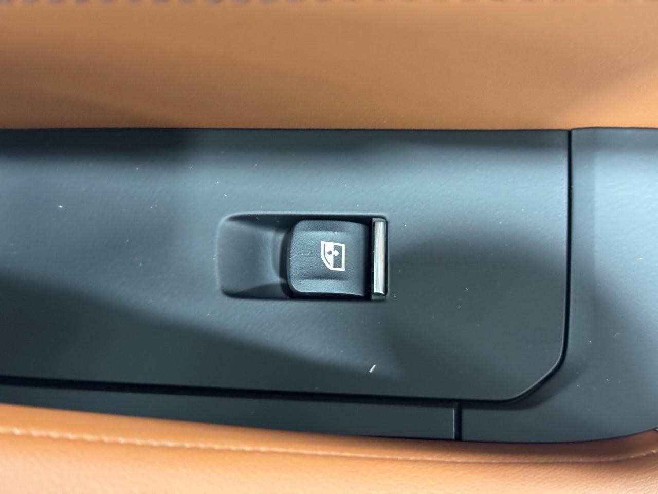 BMW X6 Vehicle Full-screen Gallery Image 23