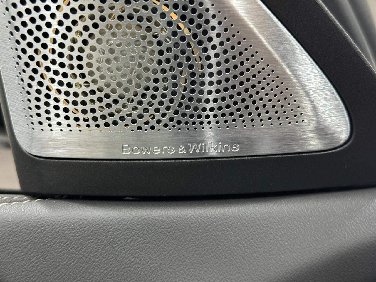 BMW X6 Vehicle Full-screen Gallery Image 24