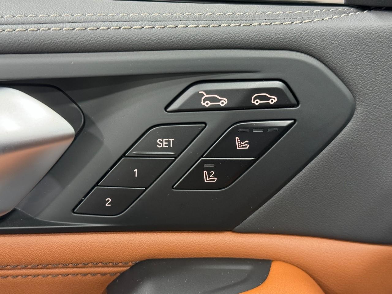 BMW X6 Vehicle Full-screen Gallery Image 25