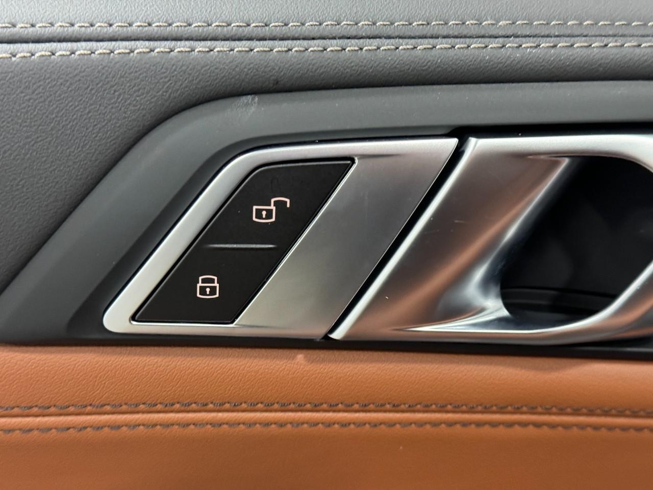 BMW X6 Vehicle Full-screen Gallery Image 26