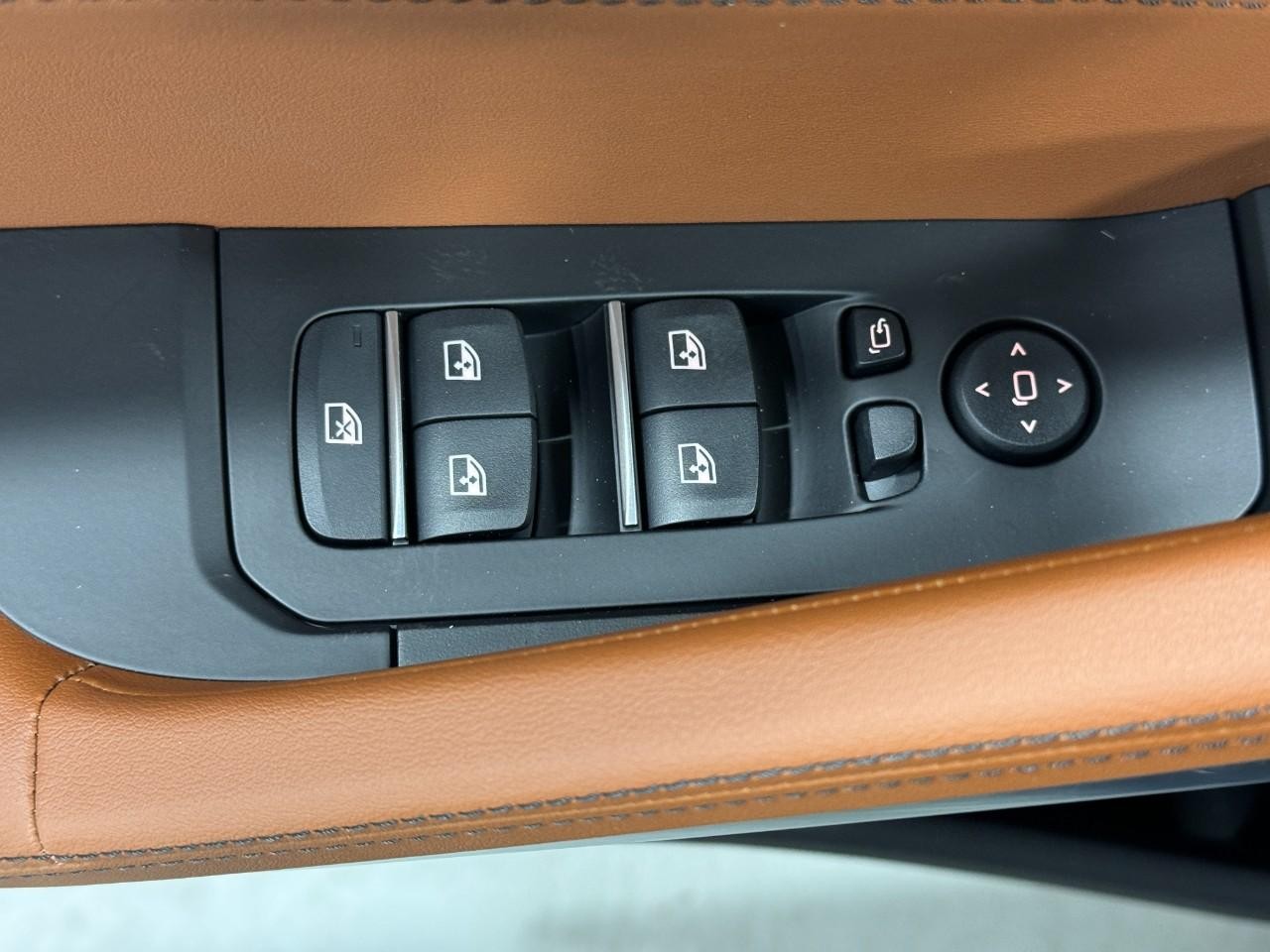 BMW X6 Vehicle Full-screen Gallery Image 27