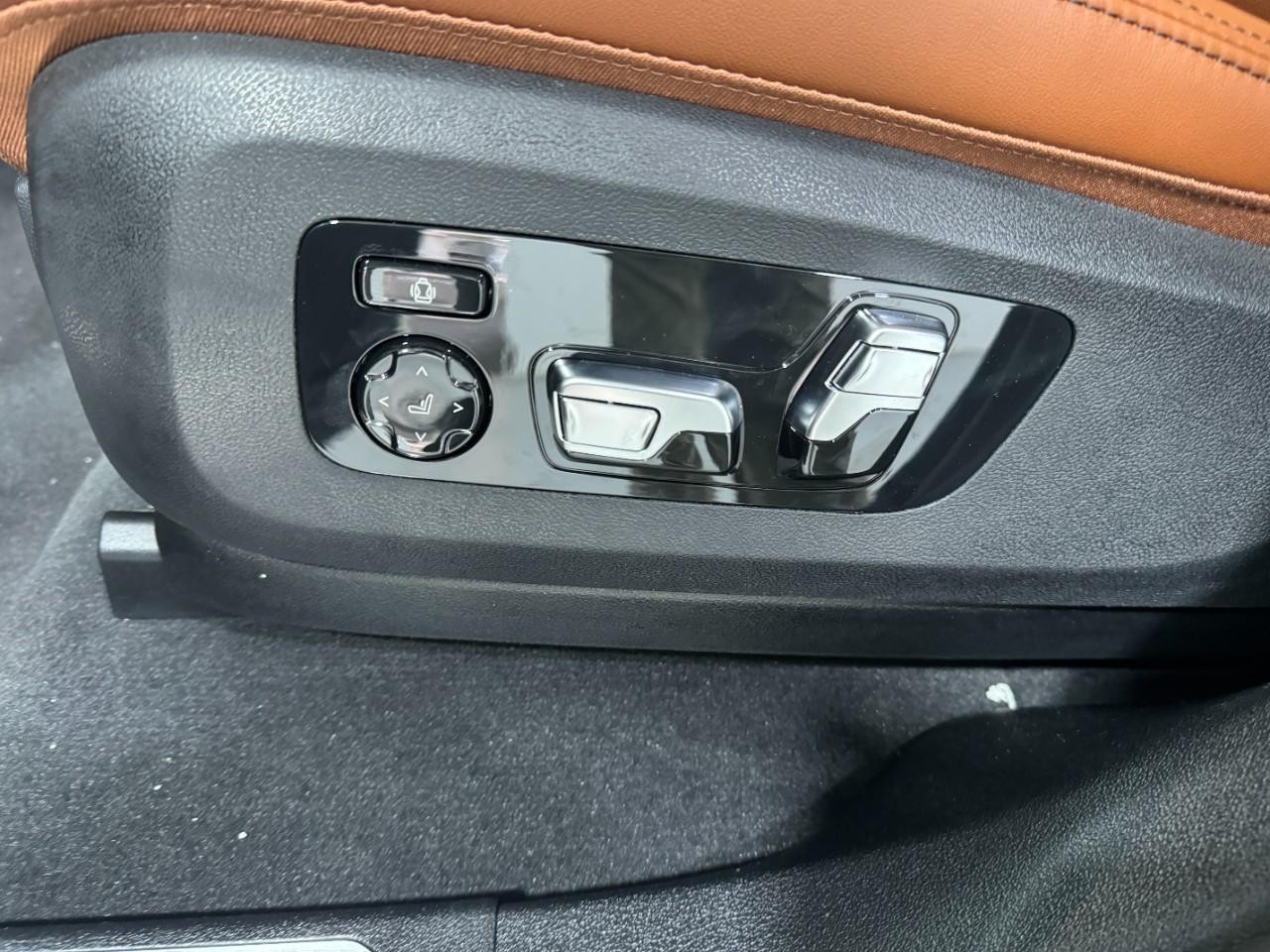 BMW X6 Vehicle Full-screen Gallery Image 30