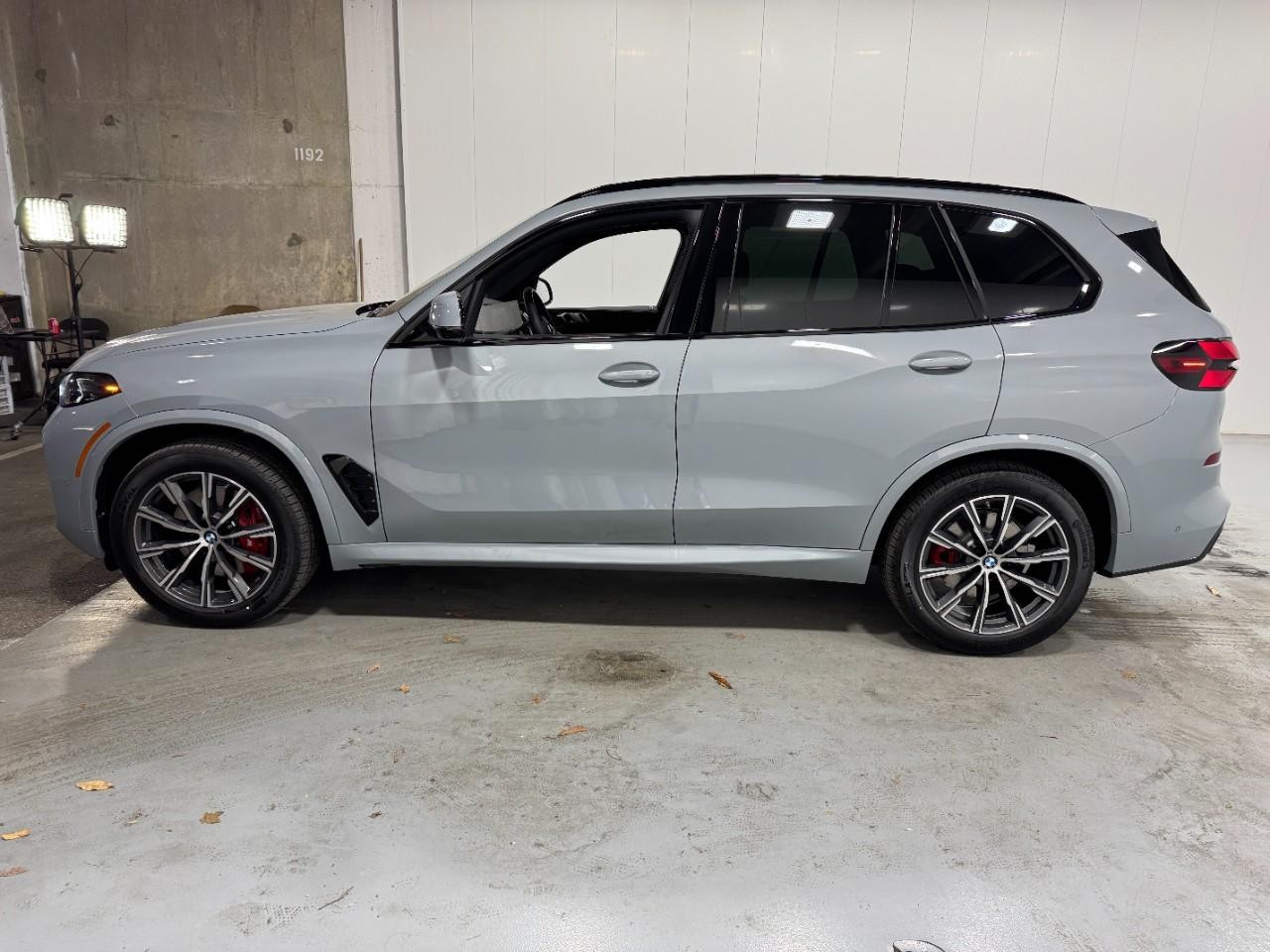 BMW X5 Vehicle Full-screen Gallery Image 2