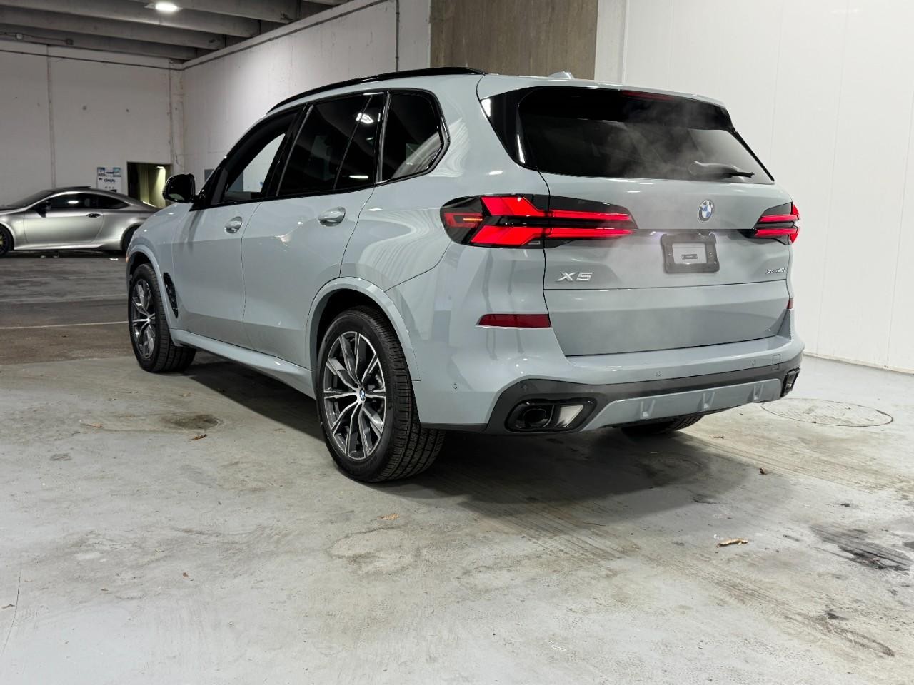 BMW X5 Vehicle Full-screen Gallery Image 3