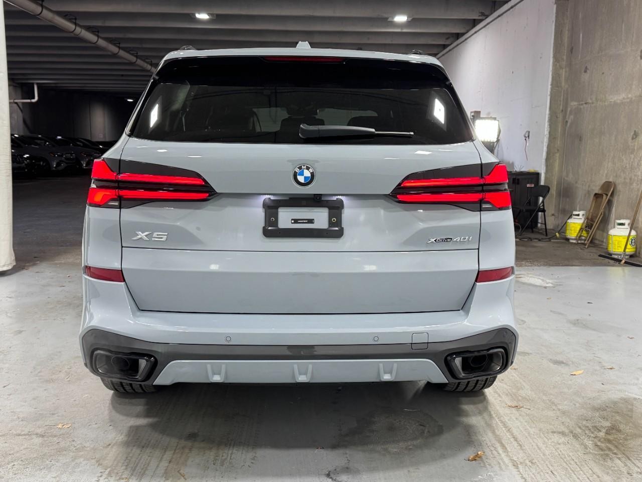 BMW X5 Vehicle Full-screen Gallery Image 5