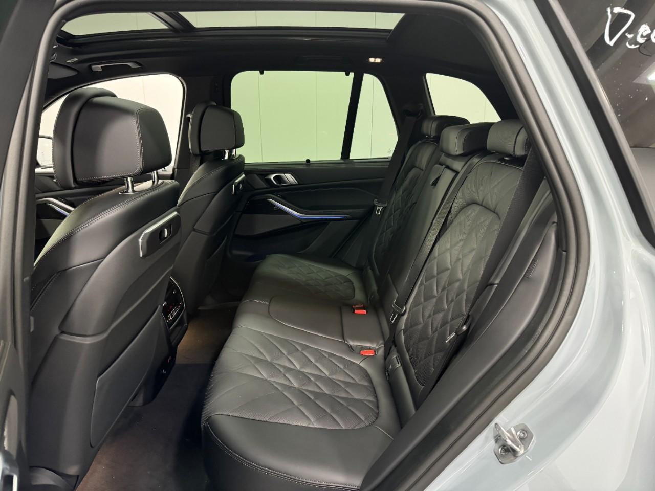 BMW X5 Vehicle Full-screen Gallery Image 9