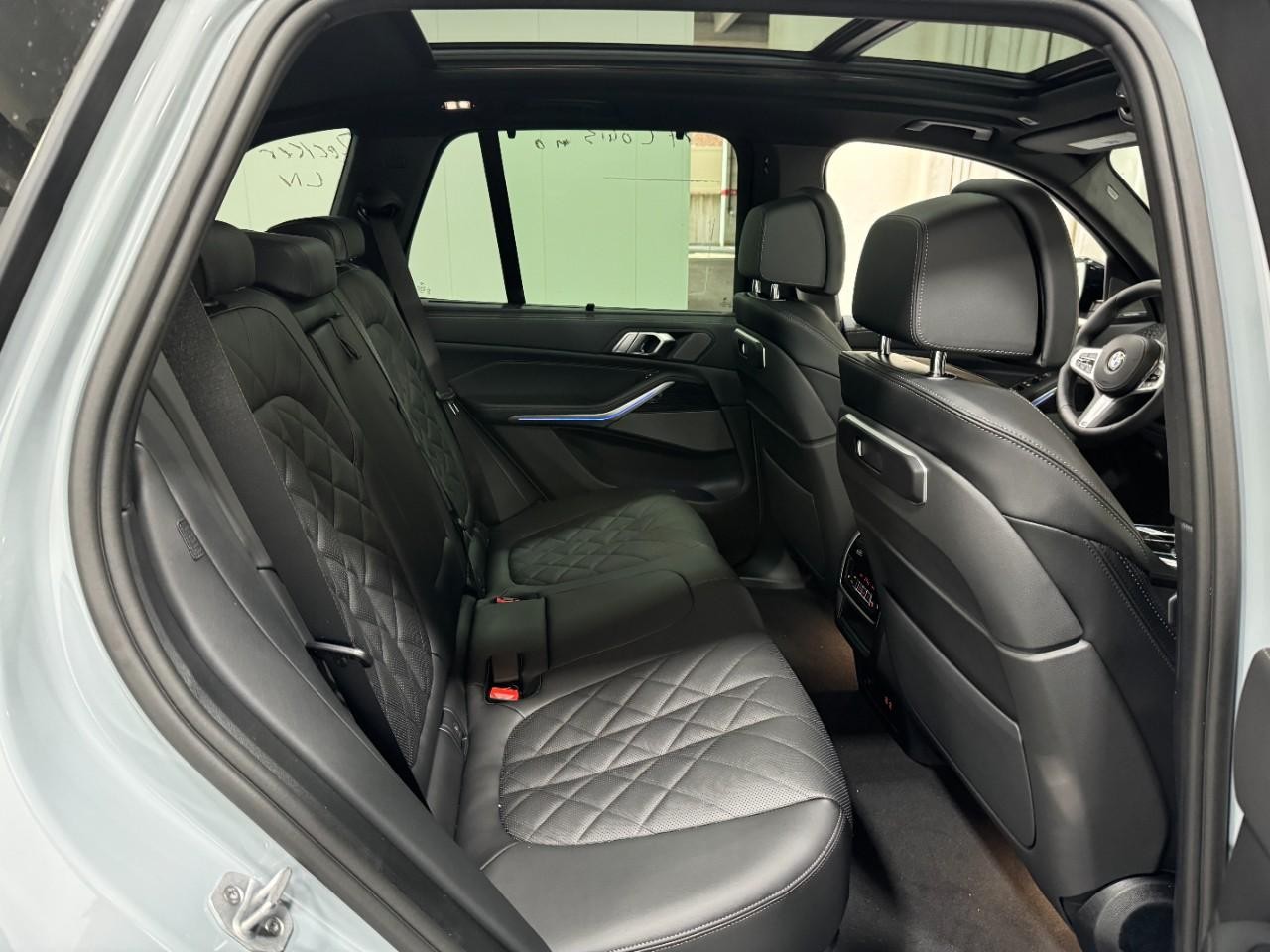 BMW X5 Vehicle Full-screen Gallery Image 10