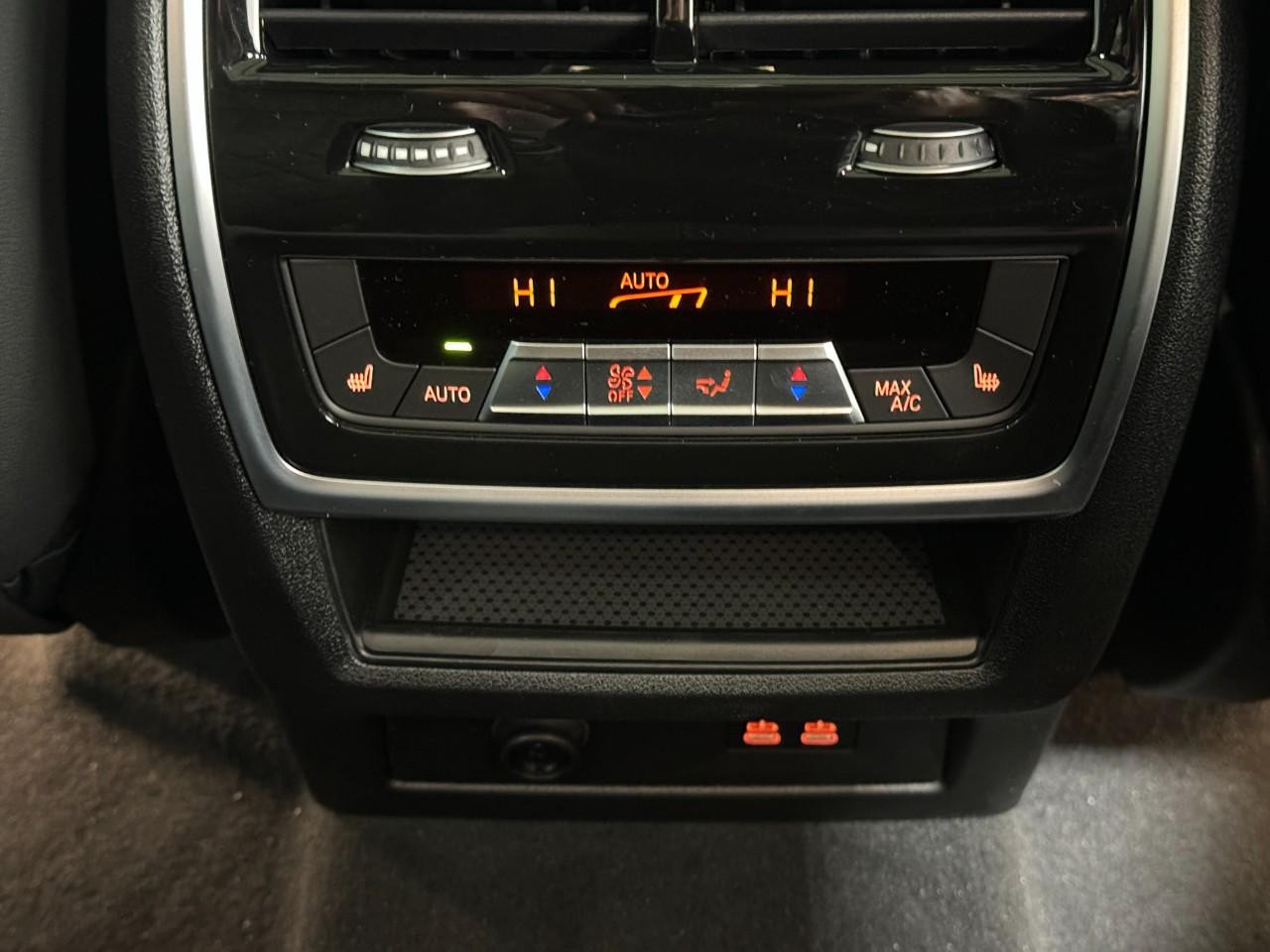 BMW X5 Vehicle Full-screen Gallery Image 11