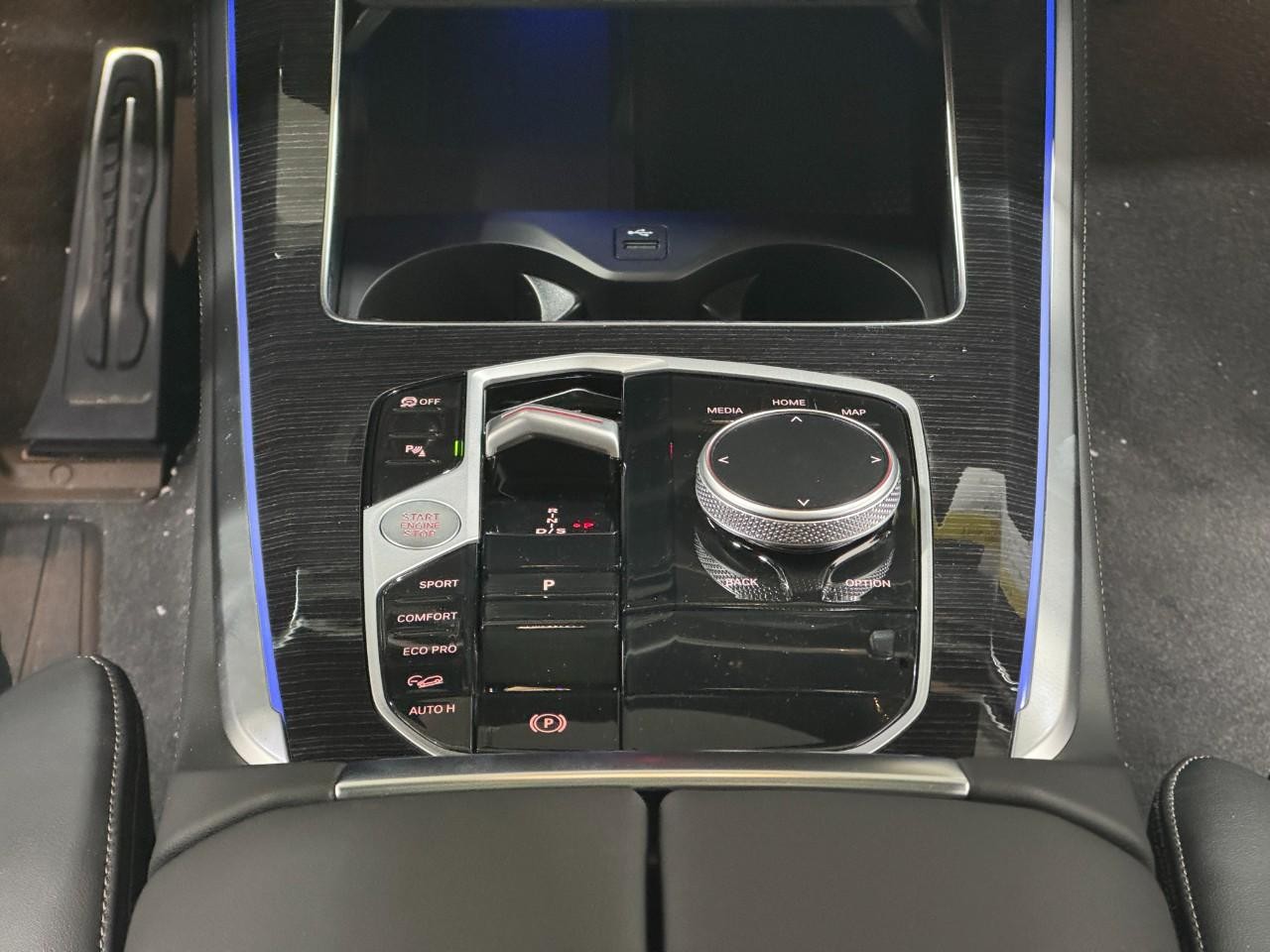 BMW X5 Vehicle Full-screen Gallery Image 16