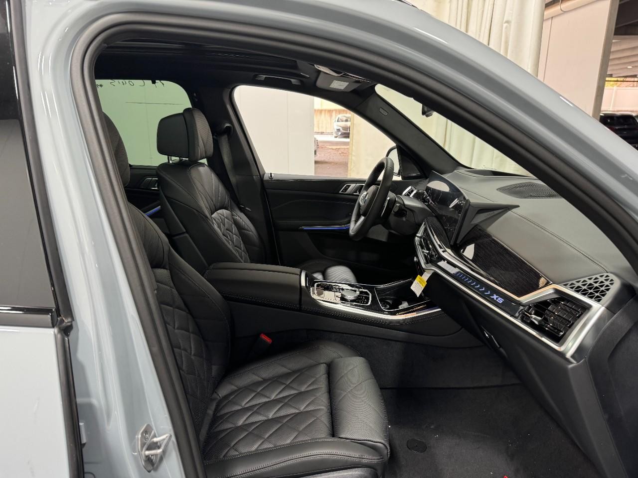 BMW X5 Vehicle Full-screen Gallery Image 18