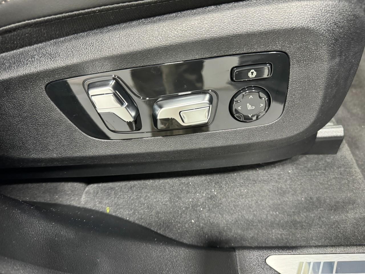 BMW X5 Vehicle Full-screen Gallery Image 21