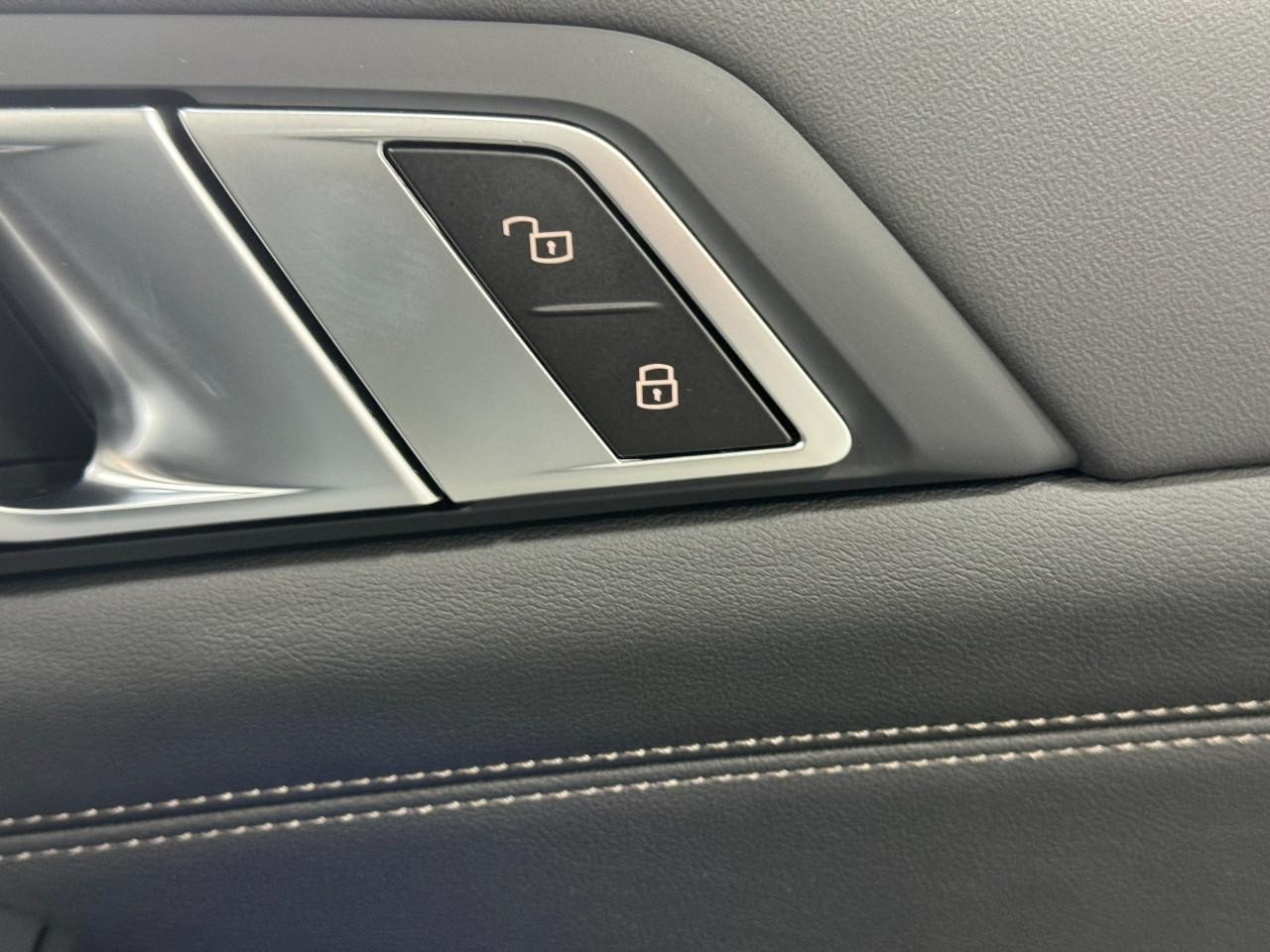 BMW X5 Vehicle Full-screen Gallery Image 22