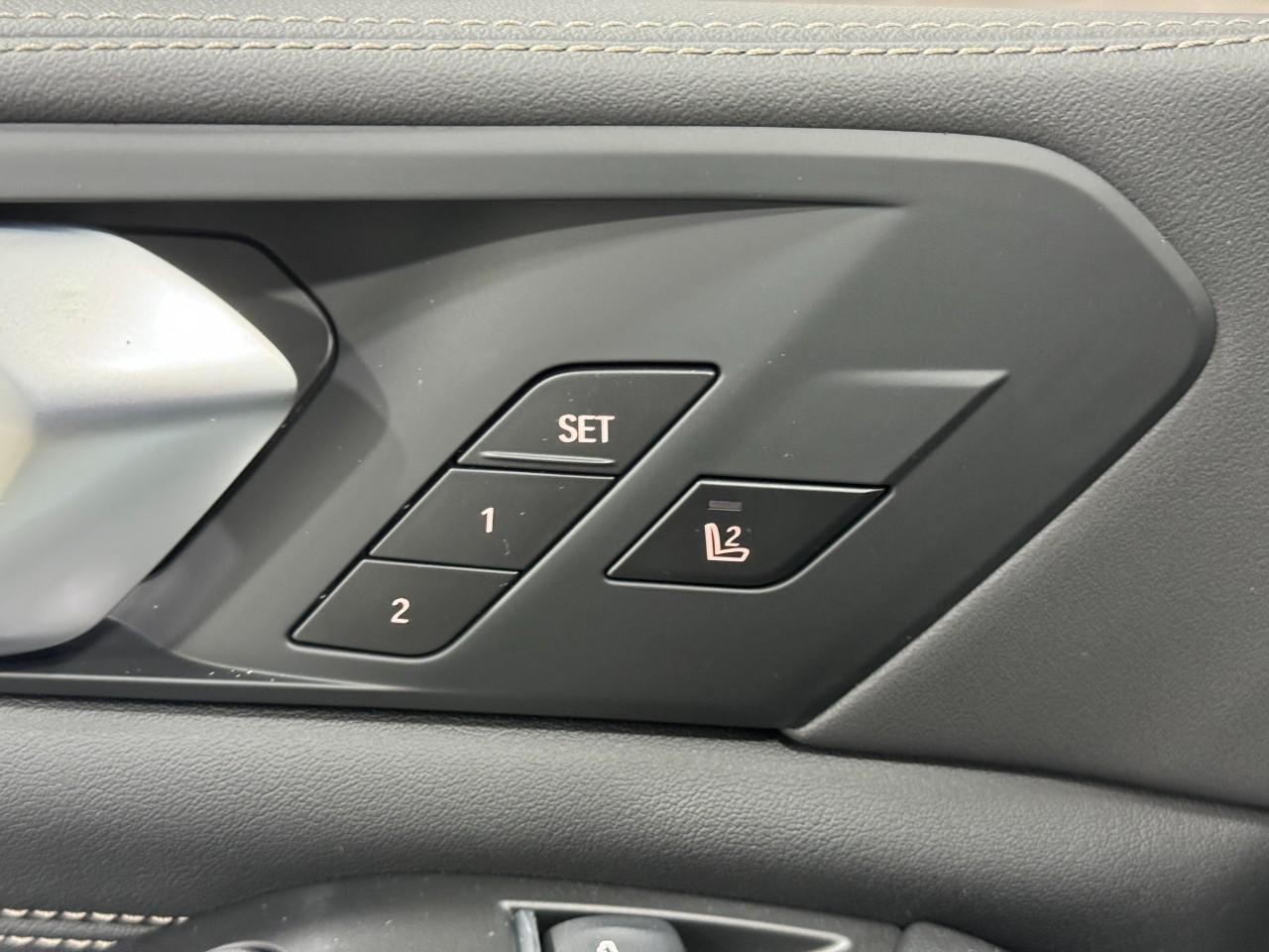 BMW X5 Vehicle Full-screen Gallery Image 24