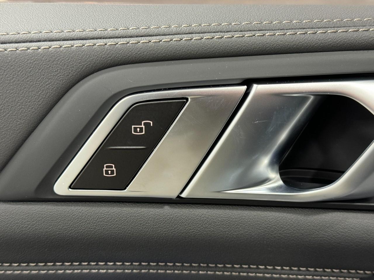 BMW X5 Vehicle Full-screen Gallery Image 25