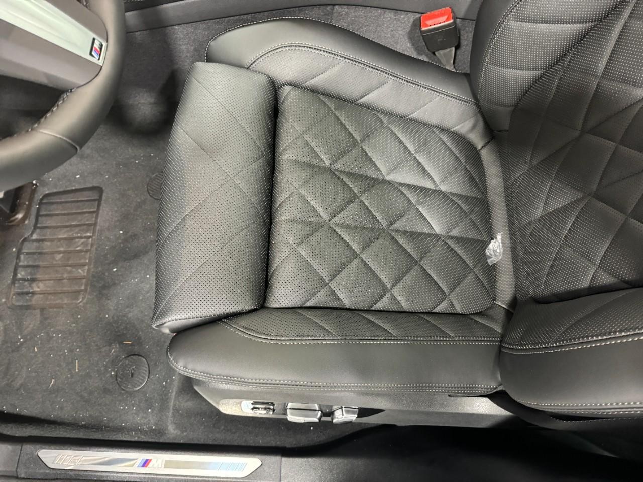 BMW X5 Vehicle Full-screen Gallery Image 28