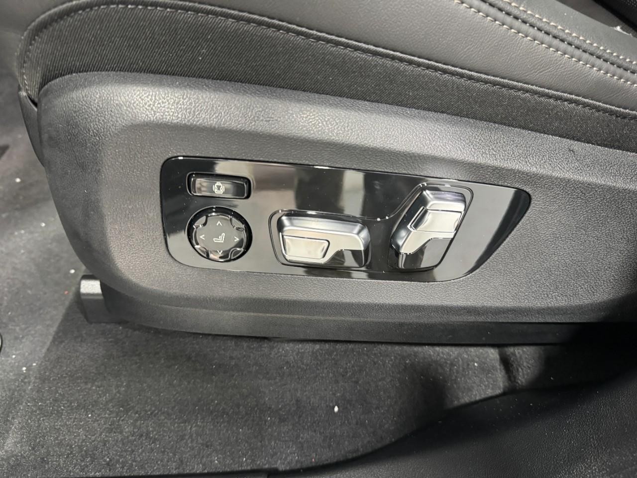 BMW X5 Vehicle Full-screen Gallery Image 29