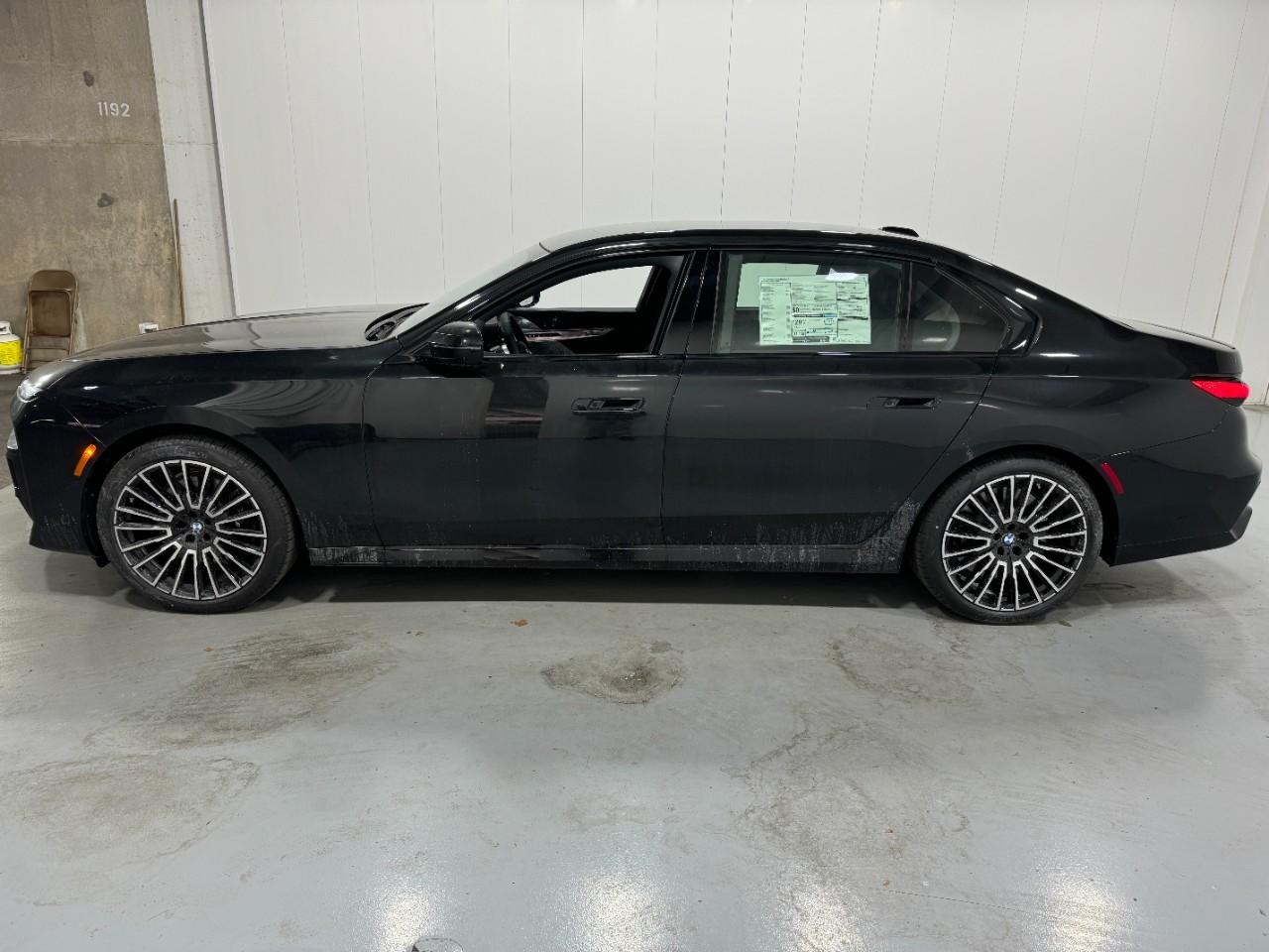 BMW 7 Series Vehicle Full-screen Gallery Image 2