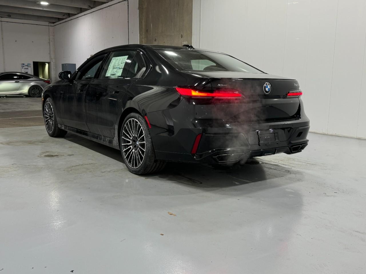 BMW 7 Series Vehicle Full-screen Gallery Image 3